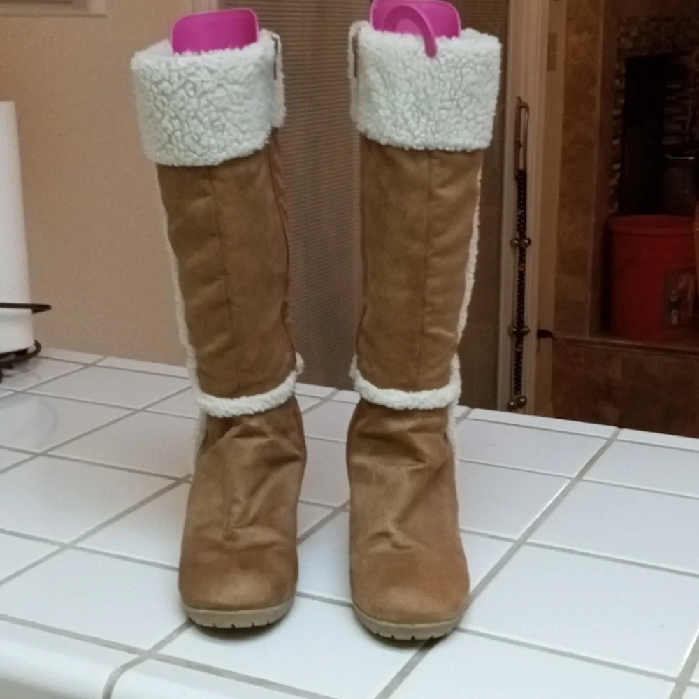 Old Navy Tan Winter Boots with Cream Fur Trim - Picture 2 of 4